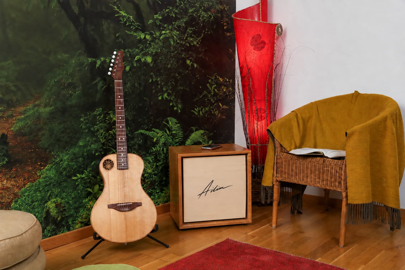 Un Ailim aux côtés d'une guitare dans un intérieur